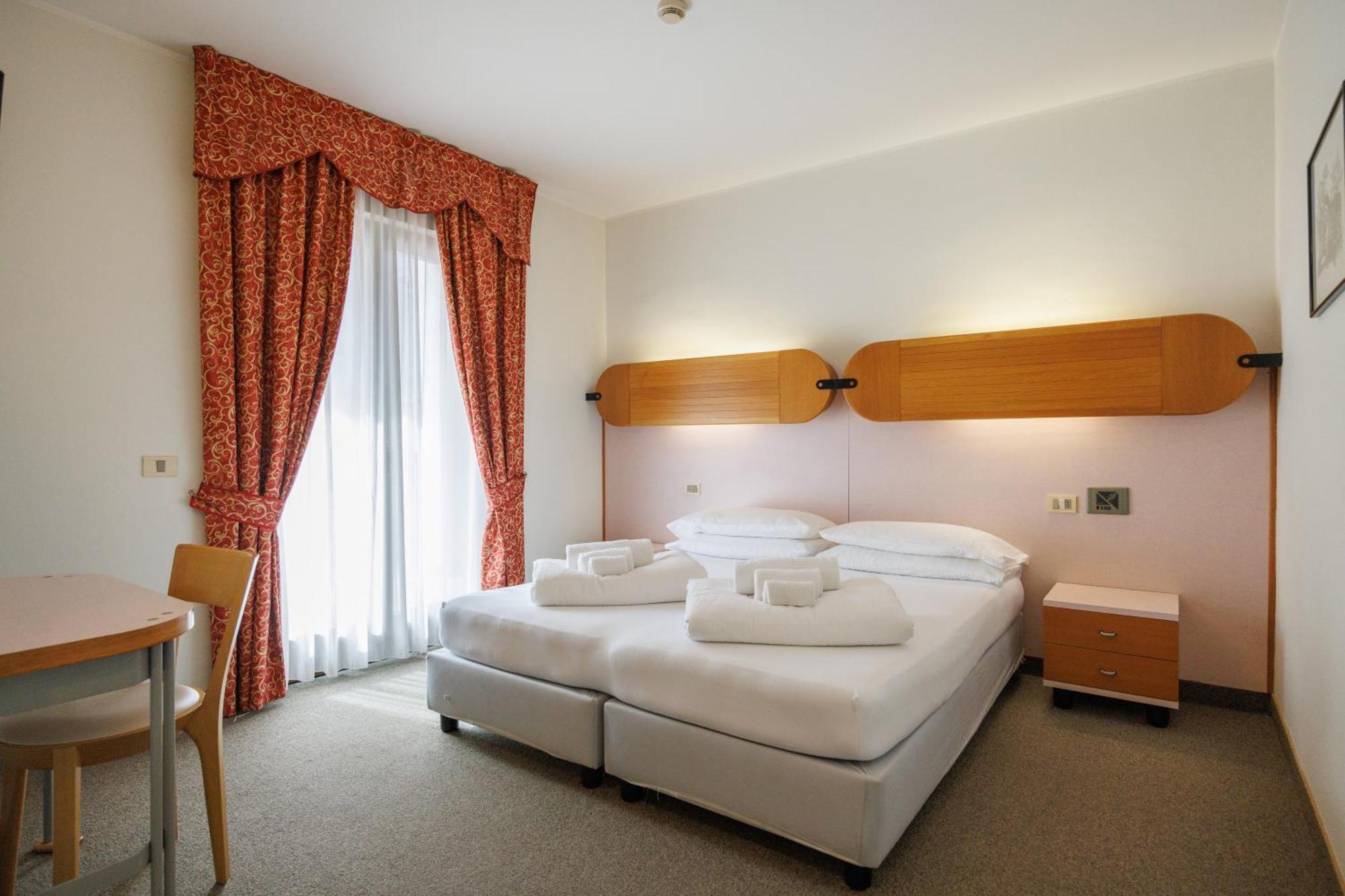 Club Hotel E Residence La Vela Torbole Sul Garda Buitenkant foto