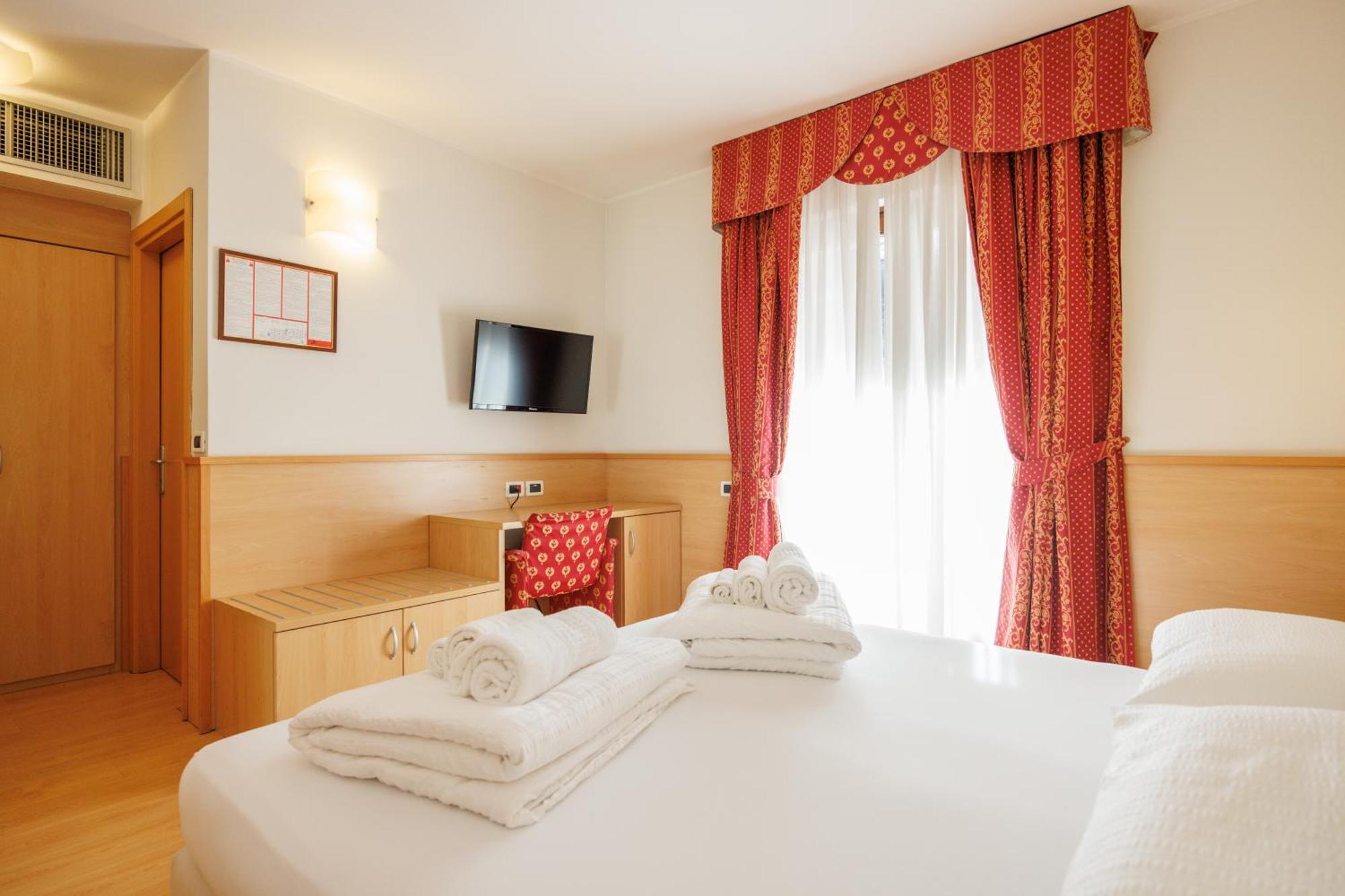 Club Hotel E Residence La Vela Torbole Sul Garda Buitenkant foto