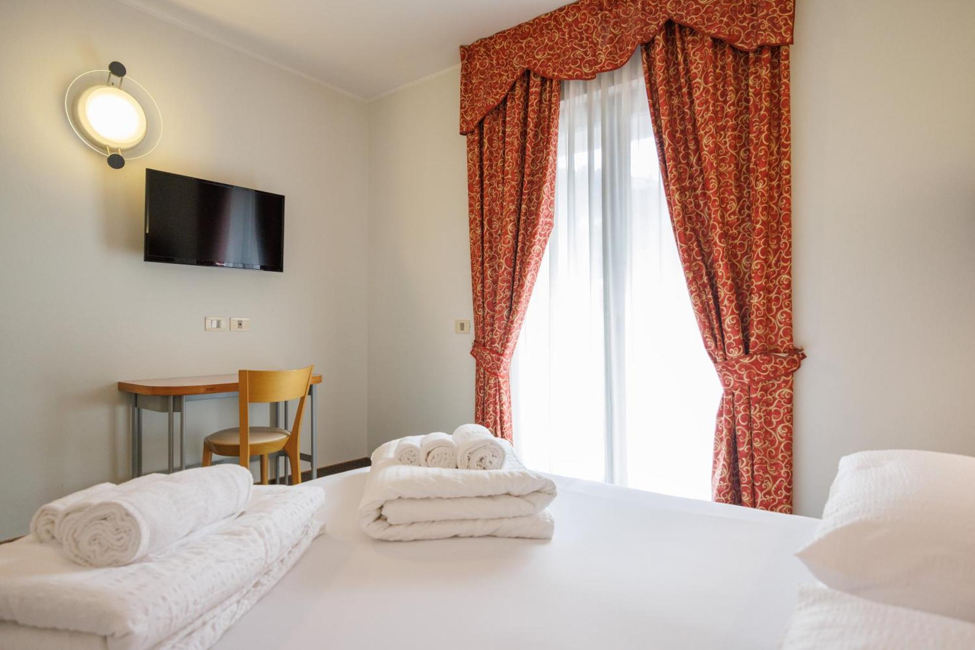Club Hotel E Residence La Vela Torbole Sul Garda Buitenkant foto