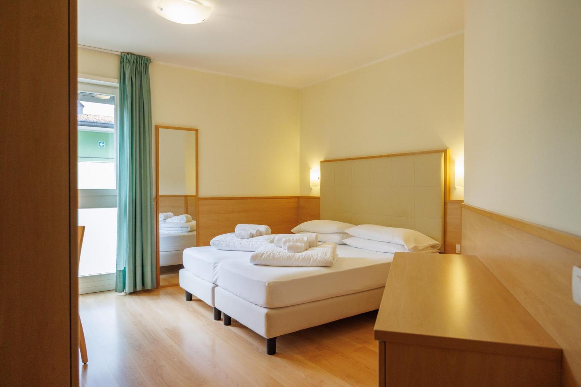 Club Hotel E Residence La Vela Torbole Sul Garda Buitenkant foto
