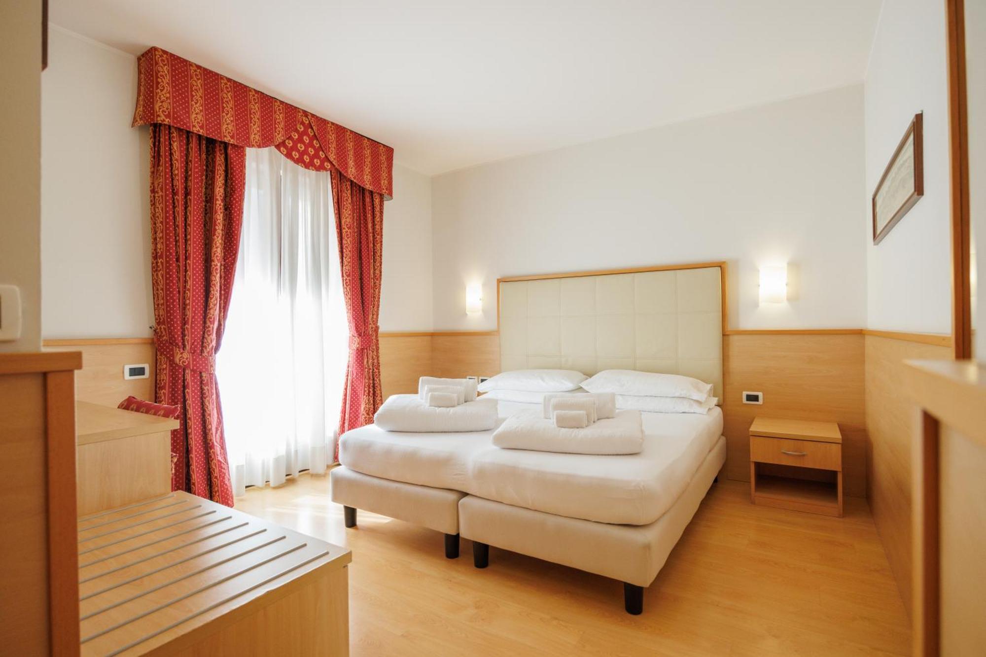 Club Hotel E Residence La Vela Torbole Sul Garda Buitenkant foto