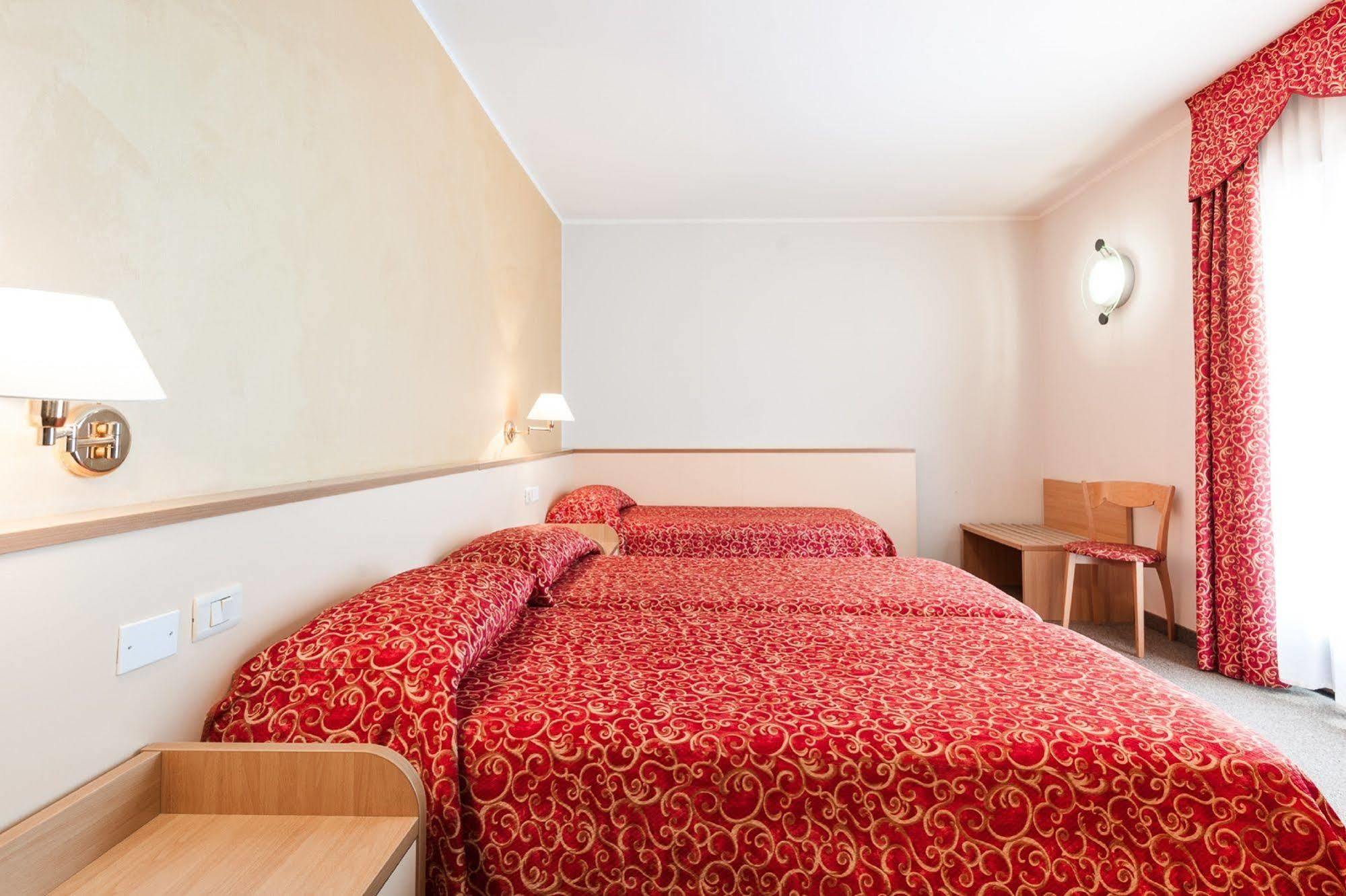 Club Hotel E Residence La Vela Torbole Sul Garda Buitenkant foto