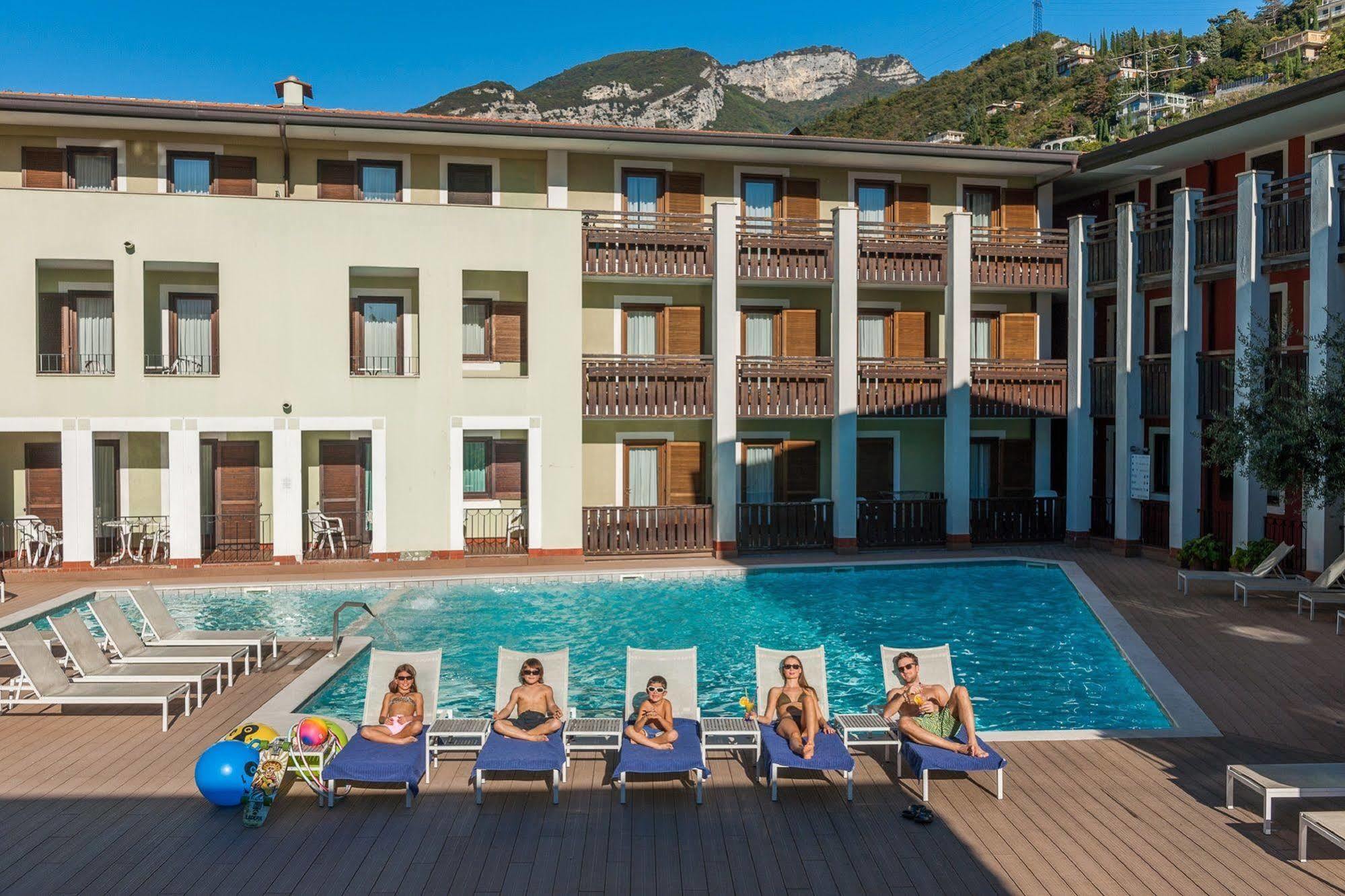 Club Hotel E Residence La Vela Torbole Sul Garda Buitenkant foto