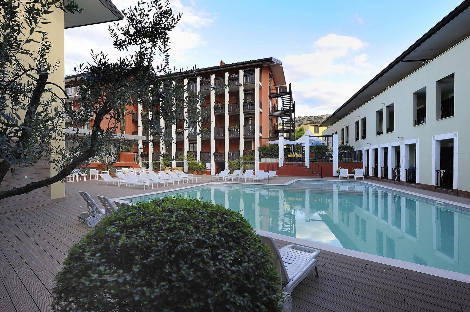 Club Hotel E Residence La Vela Torbole Sul Garda Buitenkant foto