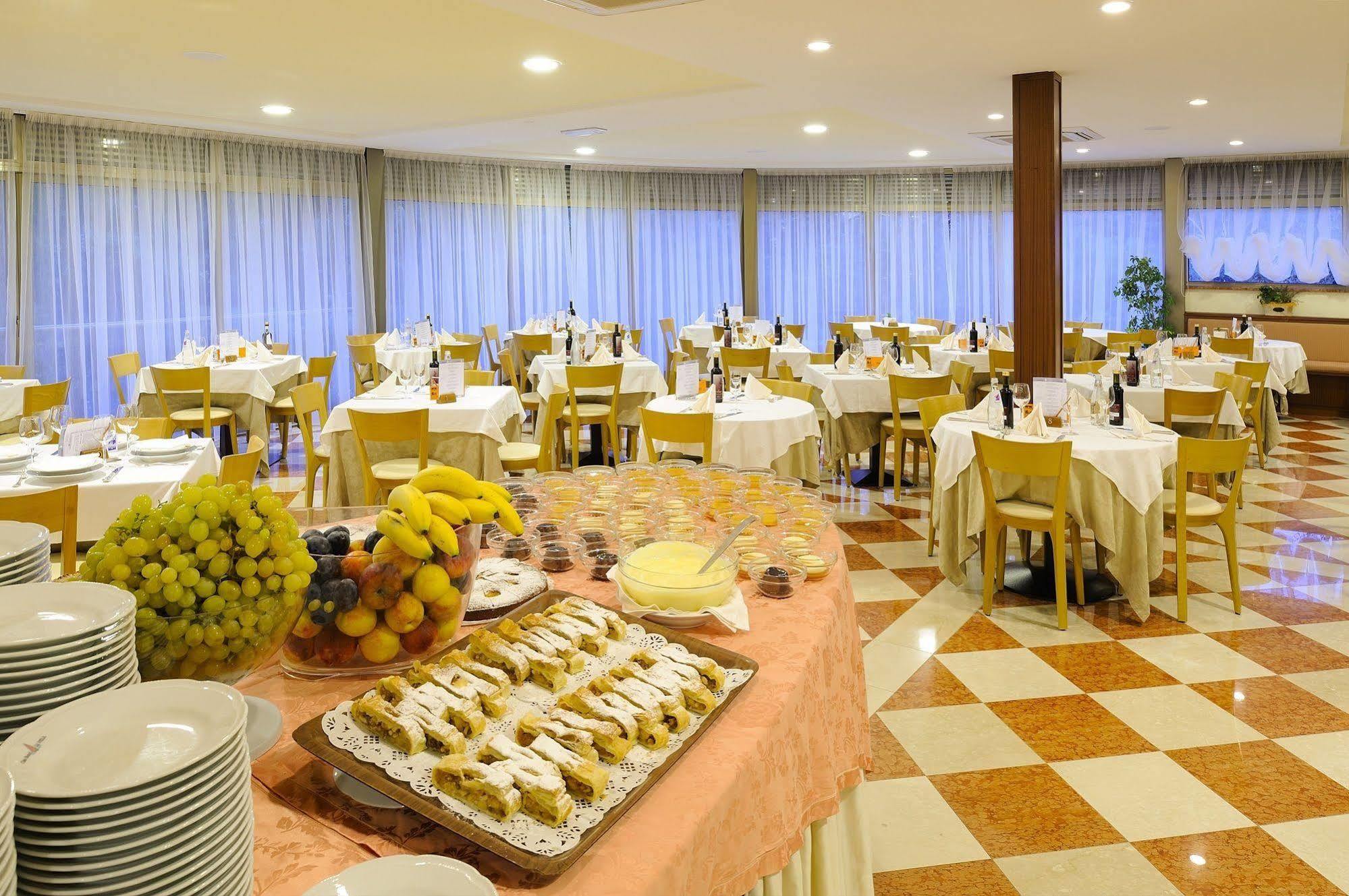 Club Hotel E Residence La Vela Torbole Sul Garda Buitenkant foto