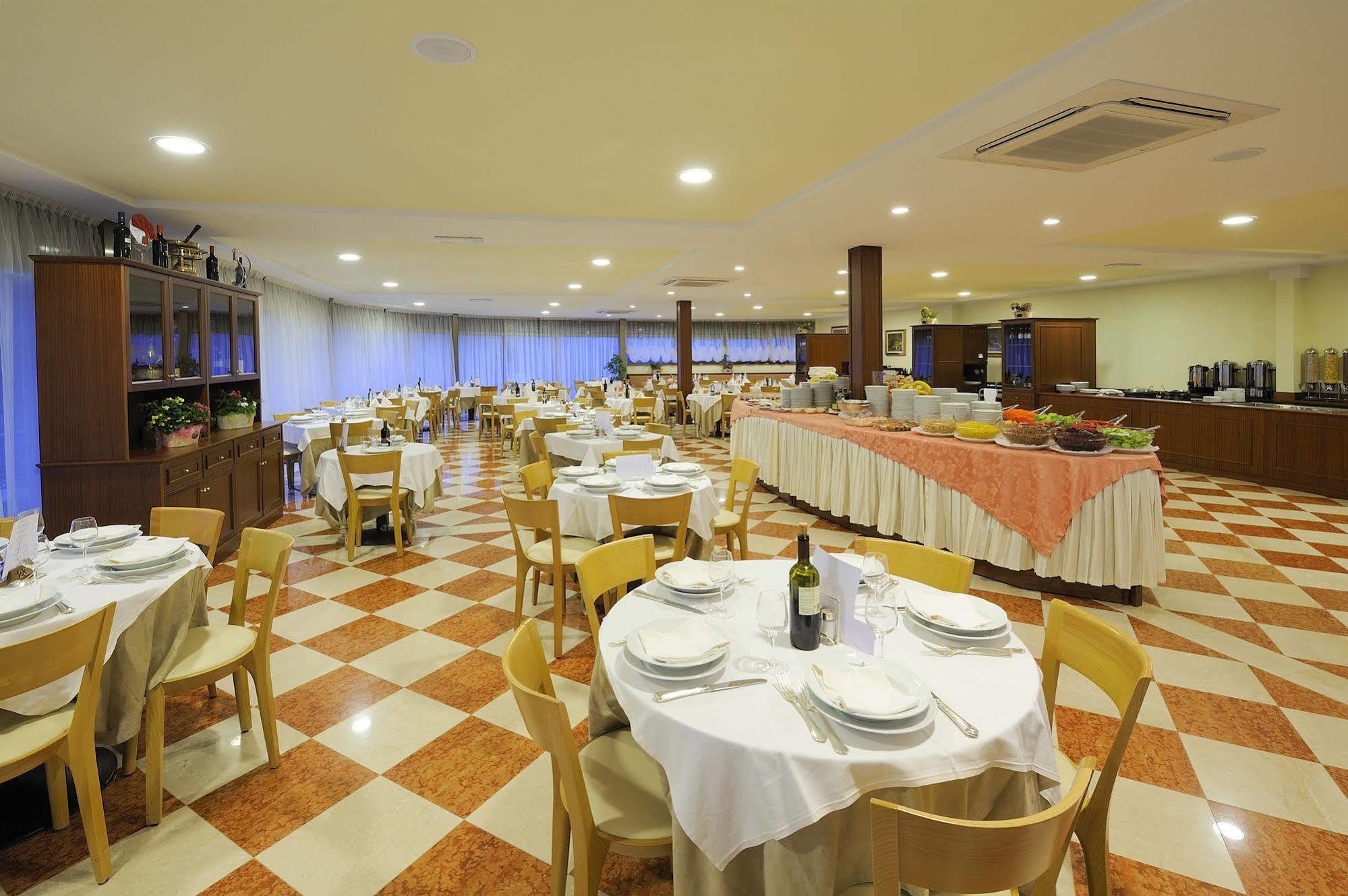 Club Hotel E Residence La Vela Torbole Sul Garda Buitenkant foto